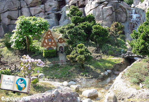 Disneyland Paris Fantasyland Land of the Fairytales Dwarfs Cottage from Snow White